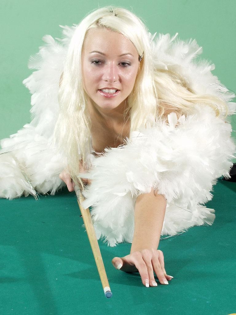 Geile Blondine in Dessous neckt und spreizt ihre Muschi
 #73845899