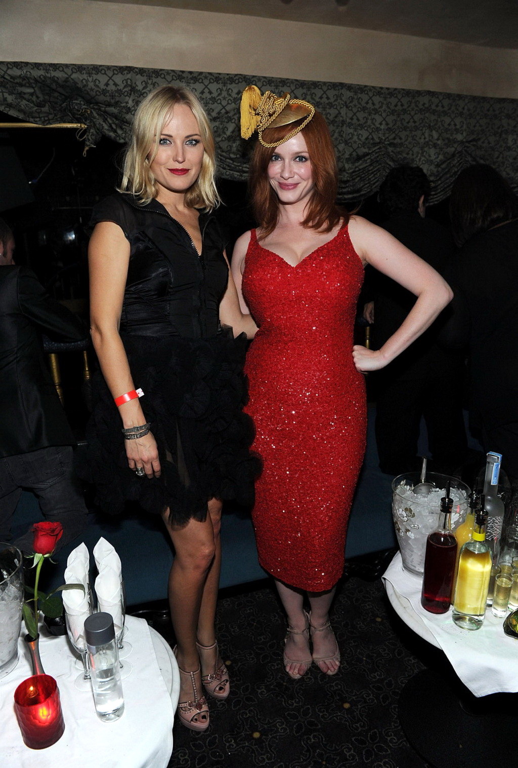 Christina hendricks busty mostrando scollatura all'apertura del nightclub atto in las v
 #75249637