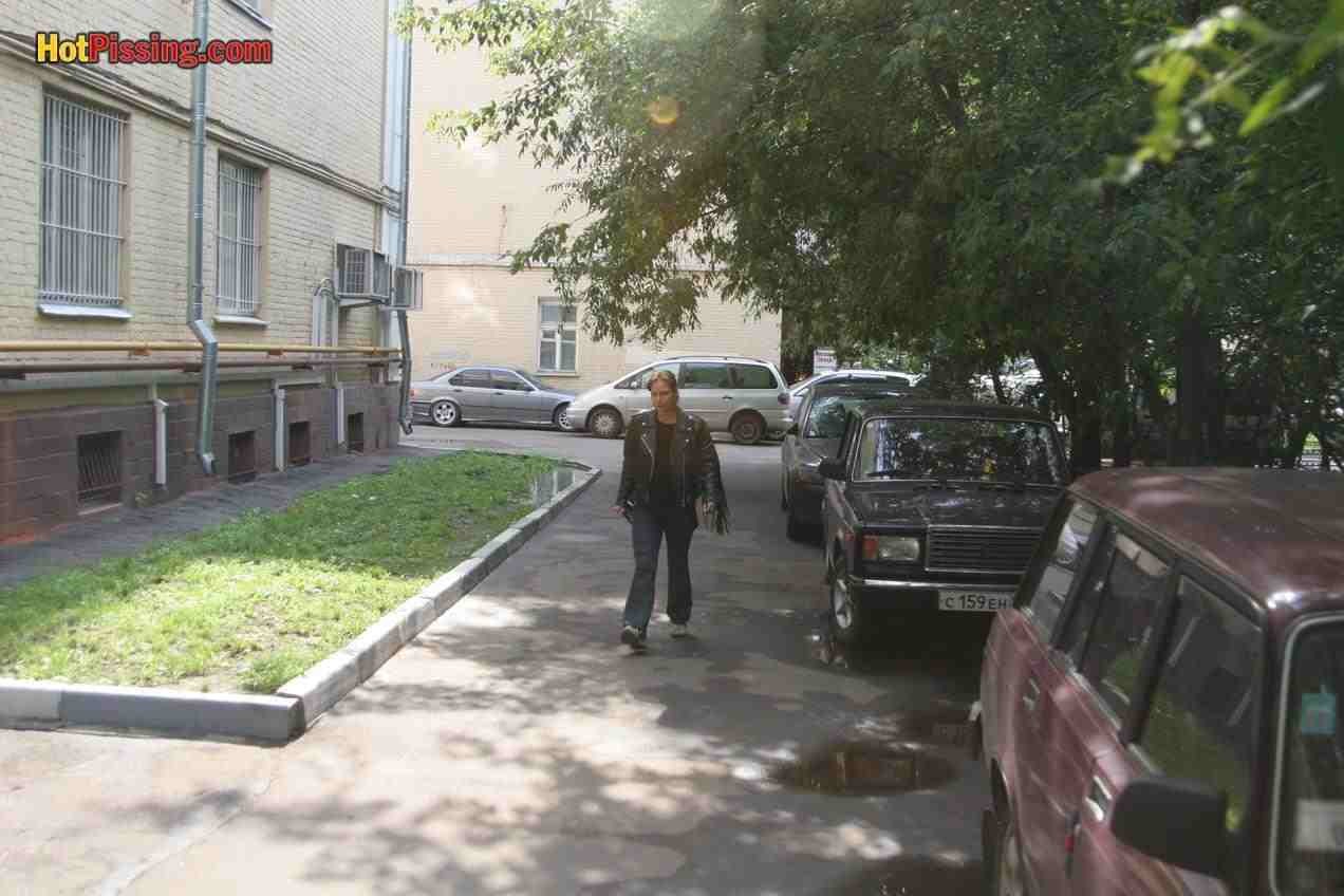Puta meando en público
 #76520266