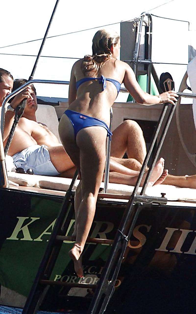 Bar Refaeli zeigt ihren fantastischen Arsch im blauen Bikini und spielt am Strand
 #75289891