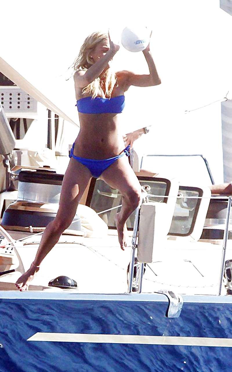 Bar Refaeli showing her fantastic ass in blue bikini and playing on beach #75289908