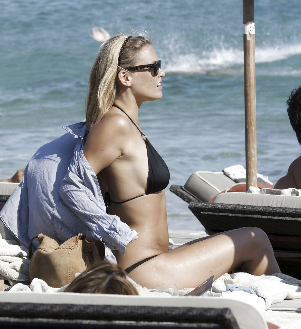 Bar Refaeli zeigt ihren fantastischen Arsch im blauen Bikini und spielt am Strand
 #75289979