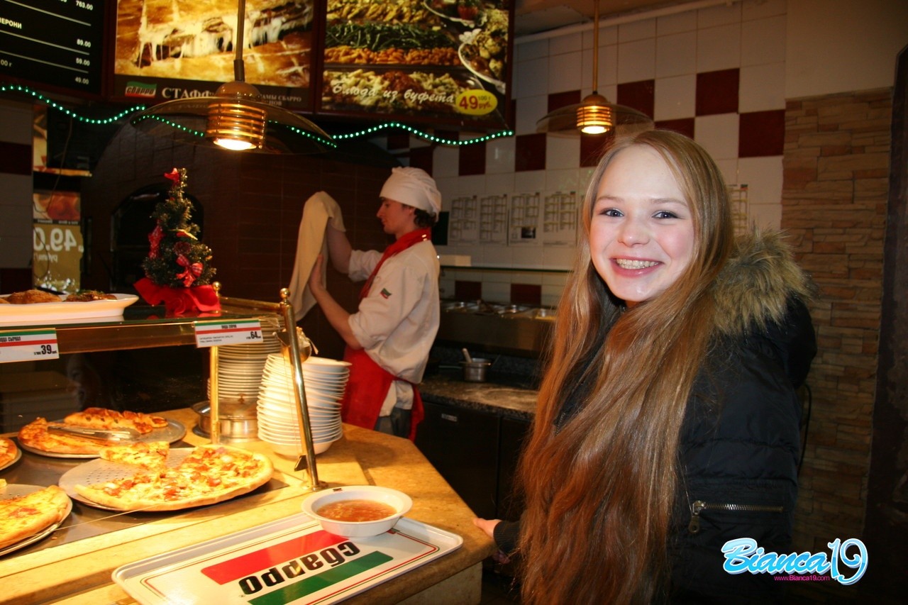 Niedliche neunzehn Jahre alte Teenager essen Essen
 #75791715