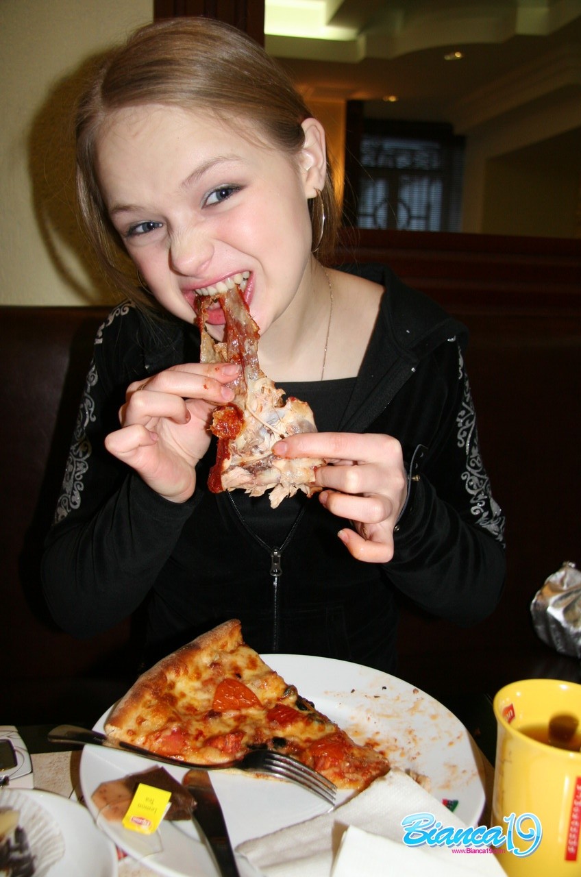 Niedliche neunzehn Jahre alte Teenager essen Essen
 #75791783