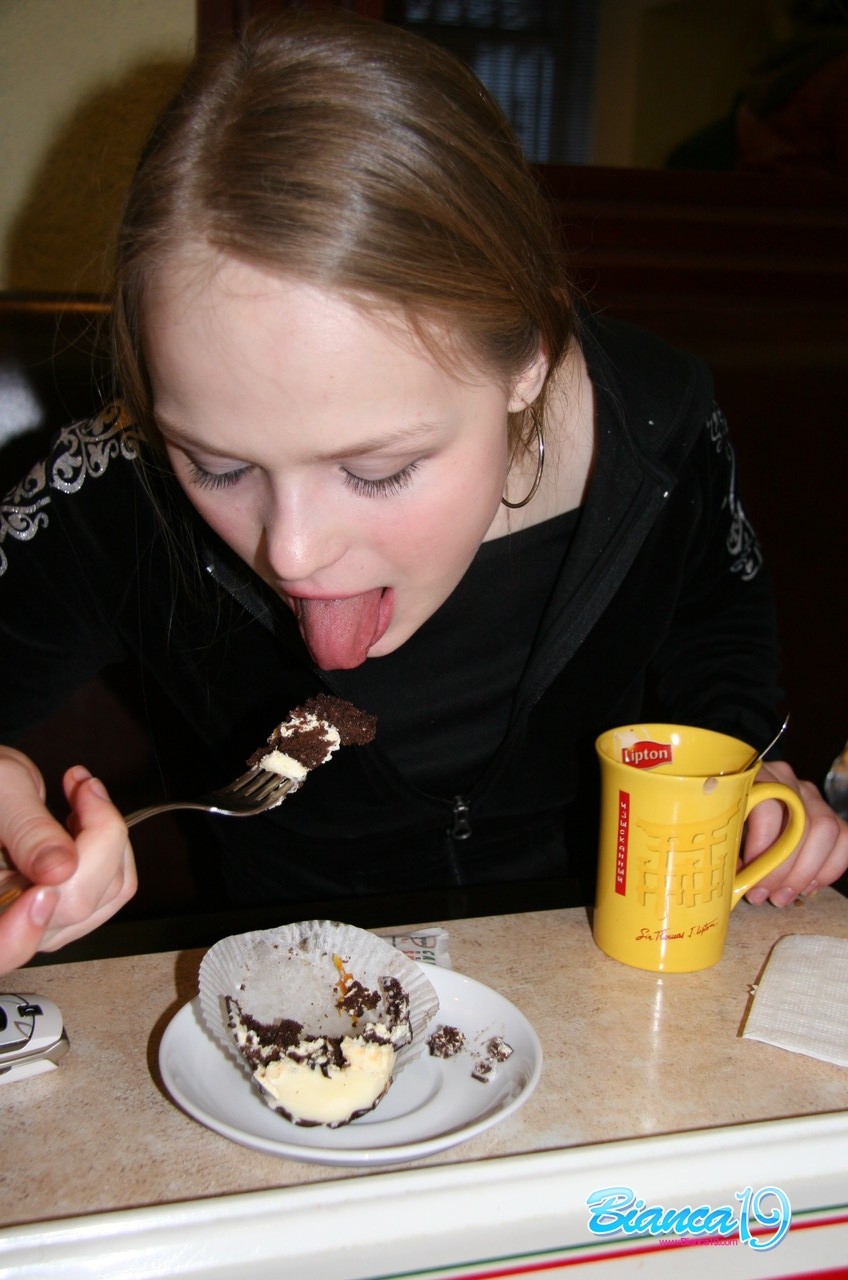 Niedliche neunzehn Jahre alte Teenager essen Essen
 #75791818