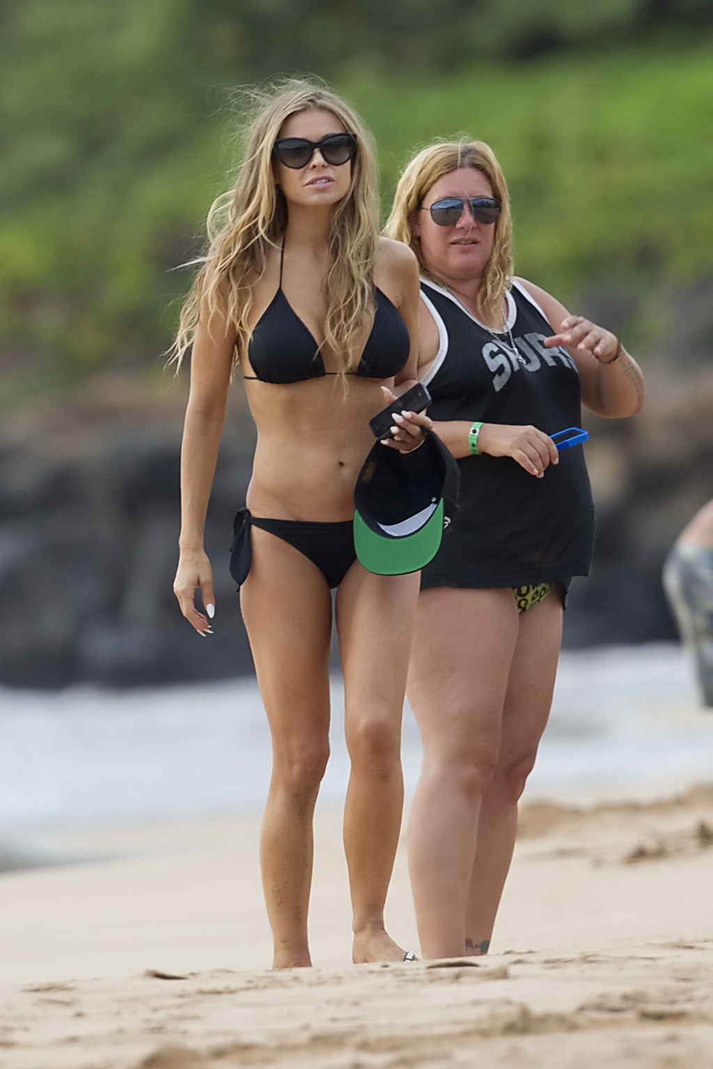 Carmen electra exhibe son corps bien dessiné dans un bikini noir à la plage. 
 #75216842