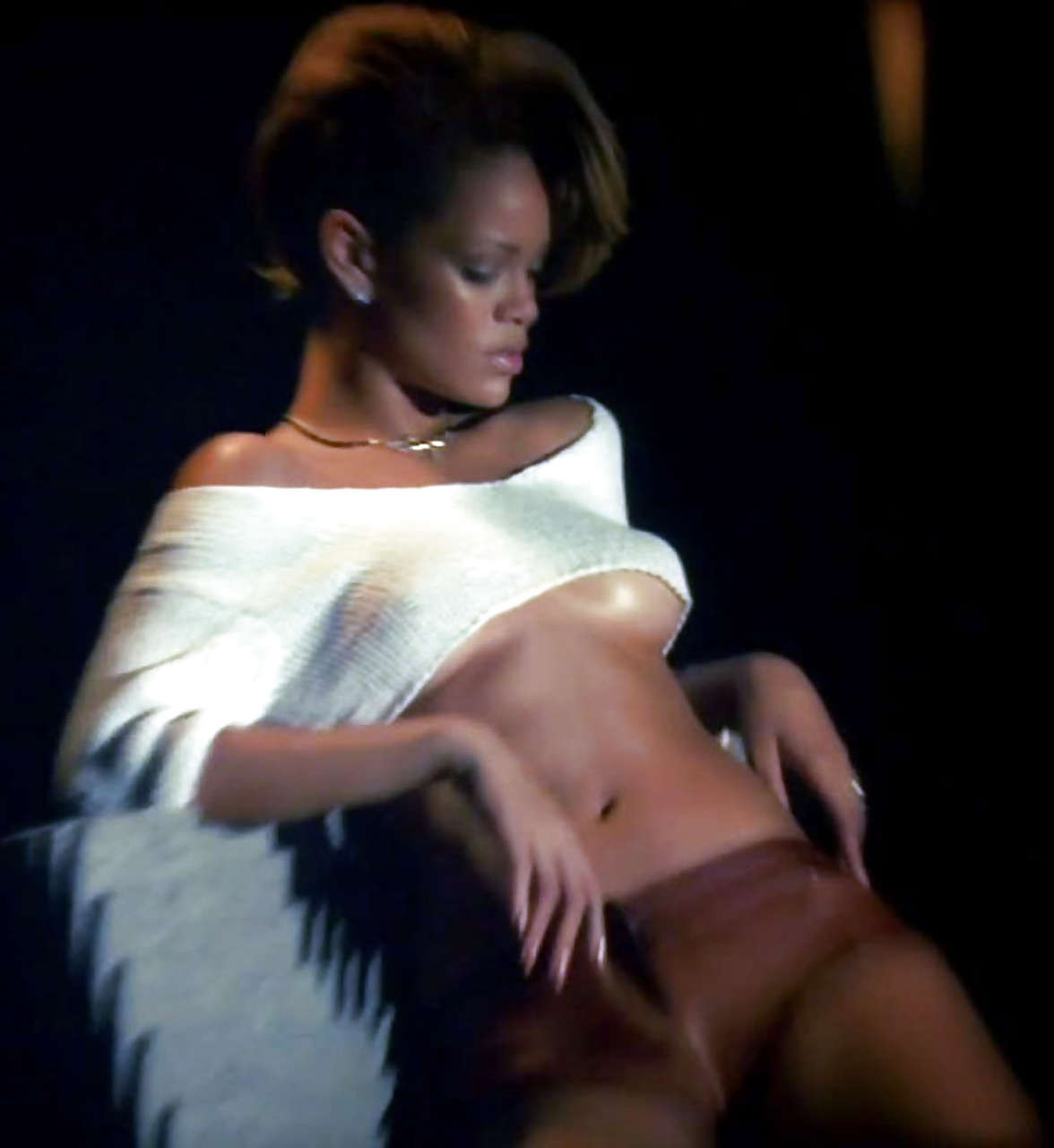 Rihanna en topless paparazzi mientras hace un video y en el escenario en mallas
 #75286798
