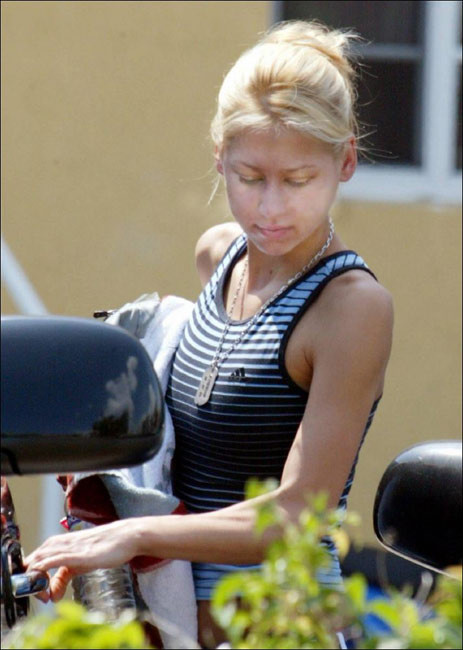 Anna Kournikova, star du tennis, exposée.
 #75441237