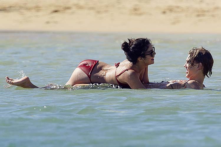 Vanessa hudgens mostrando cuerpo sexy y buen culo en bikini
 #75275662