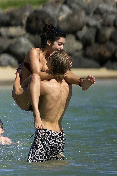 Vanessa hudgens mostrando cuerpo sexy y buen culo en bikini
 #75275698