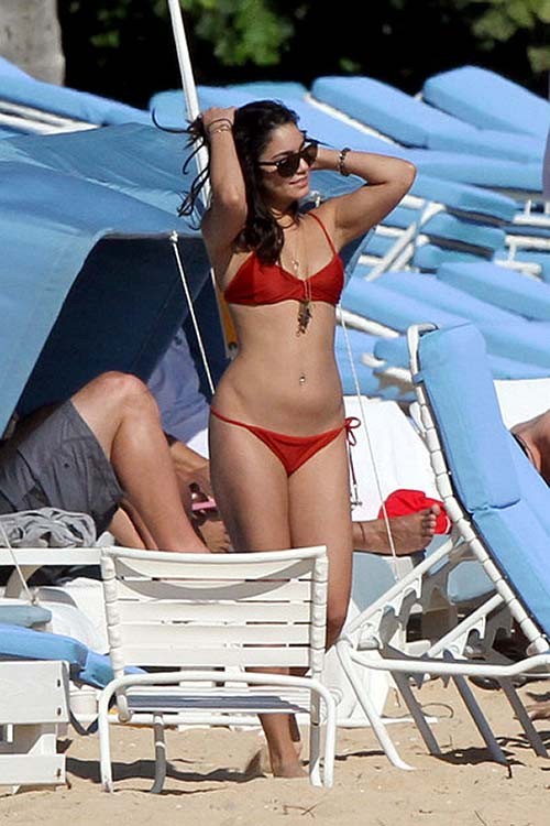 Vanessa hudgens mostrando cuerpo sexy y buen culo en bikini
 #75275734