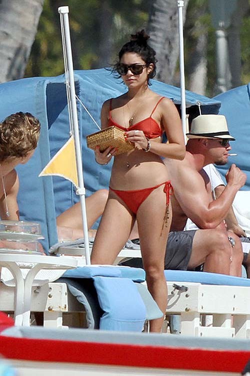 Vanessa hudgens mostrando cuerpo sexy y buen culo en bikini
 #75275737