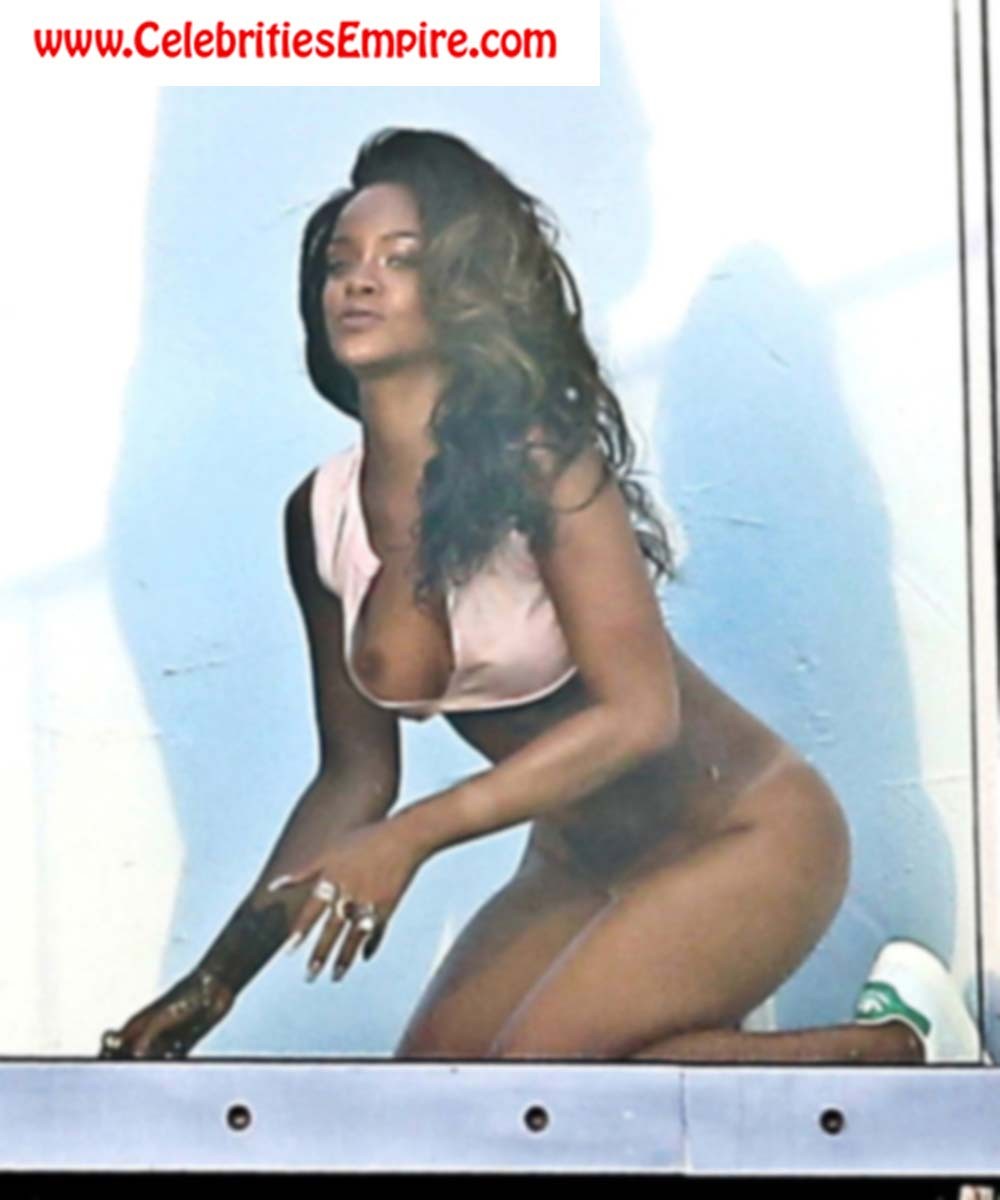 Rihannaのヌードブーティとおっぱいのスリップ
 #75190424