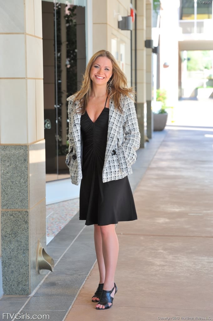 Nena rubia desagradable con tetas calientes perky frotando su coño al aire libre
 #71421848