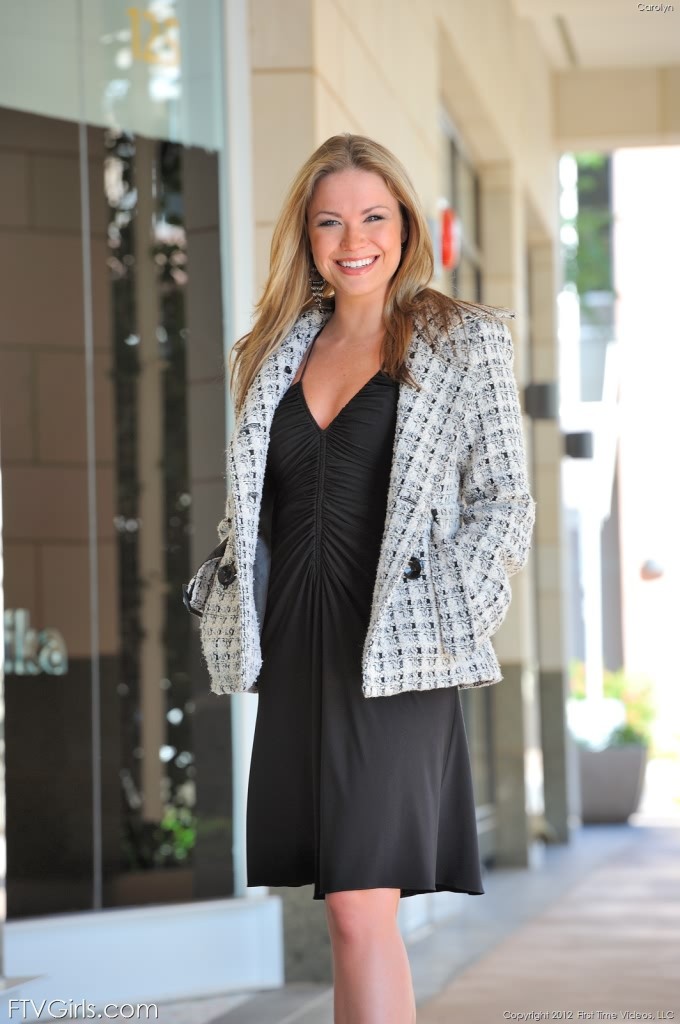 Nena rubia desagradable con tetas calientes perky frotando su coño al aire libre
 #71421870