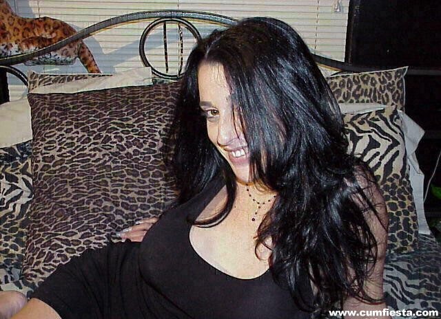 Una hermosa chica de pelo negro rellenando su coño con juguetes
 #74479803