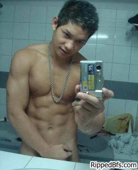 Guapos tíos con grandes cuerpos musculosos mostrándolo todo
 #76939490