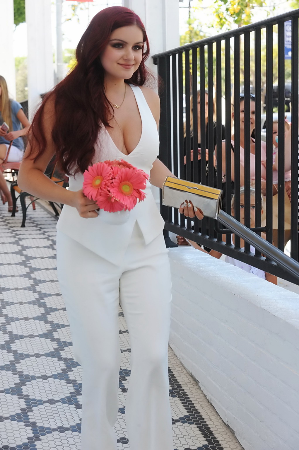 Ariel winter saliendo de su escaso traje blanco
 #75143511