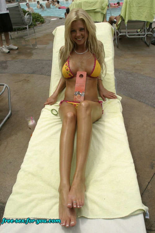 Tara Reid showing her nice big tits and posing sexy in bikini #75423076
