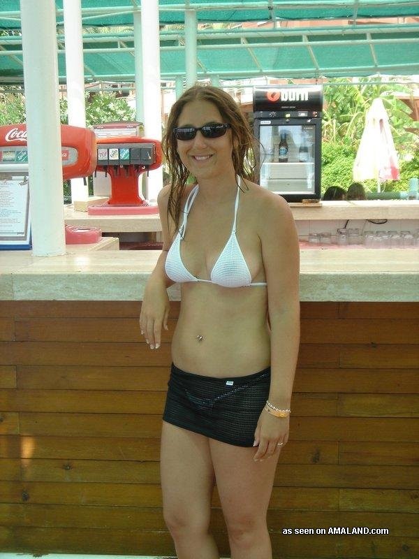 Une jeune fille pose en bikini et suce une bite en vacances.
 #73154293