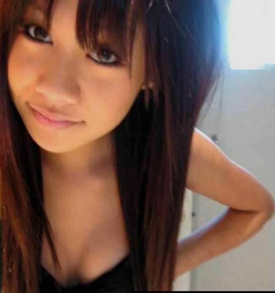 Asiatische Teenie-Mädchen posieren und ficken vor der Kamera 8
 #68347987