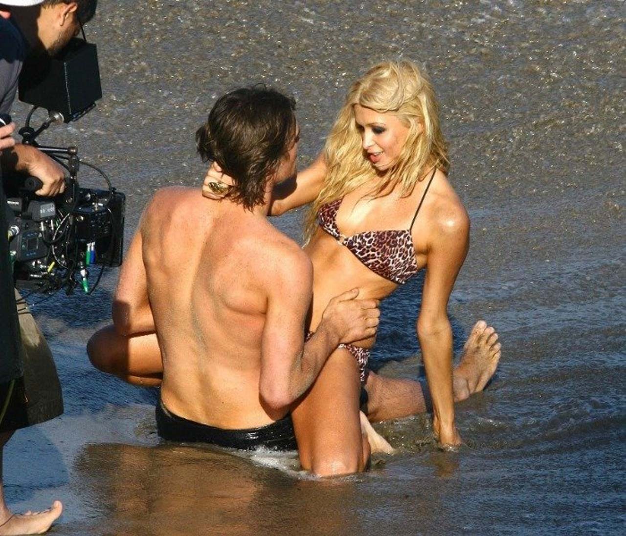 Paris Hilton exhibe sa culotte en jupe haute lors de séances de photos avec des paparazzis et pose en bikini.
 #75323629