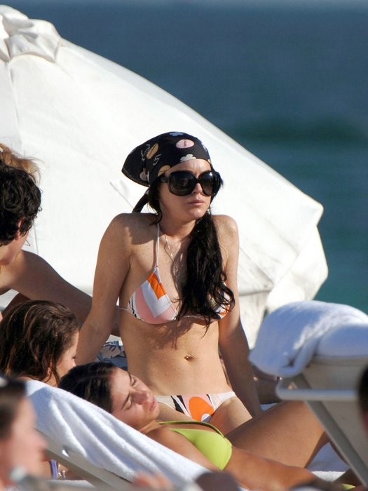 Sommersprossige Berühmtheit Lindsay Lohan im knappen Bikini
 #72321811