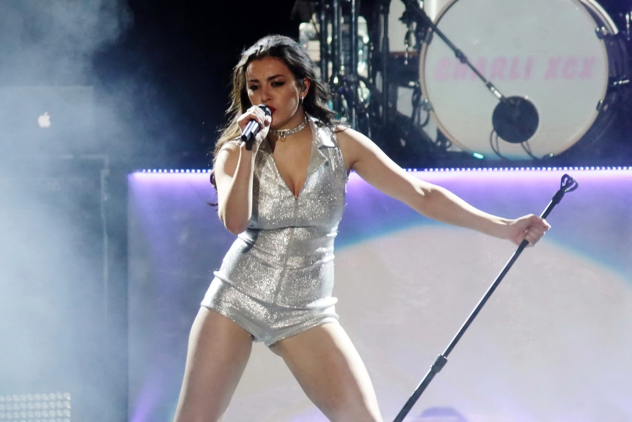 Charli xcx muestra su culo y su escote con un body plateado en el prisma
 #75171954