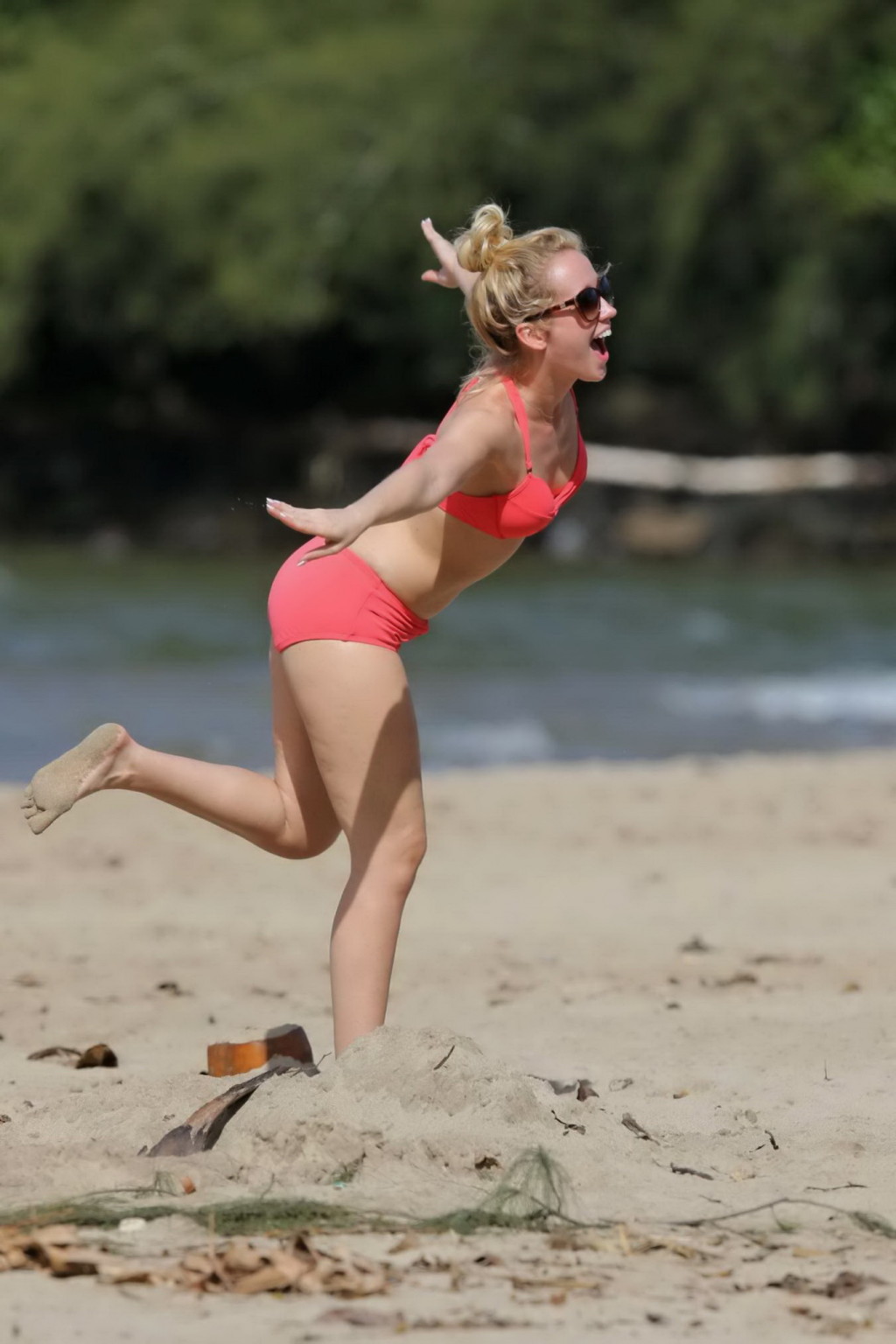 Anna Camp est sexy en bikini rouge à la plage
 #75147895