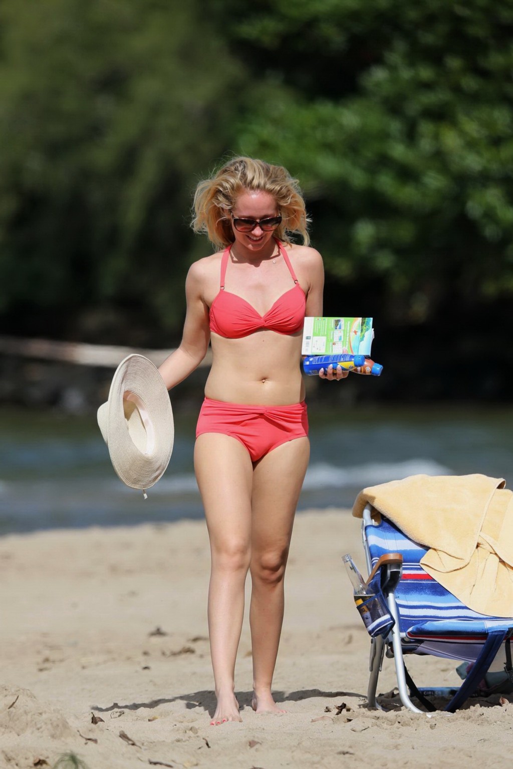 Anna Camp est sexy en bikini rouge à la plage
 #75147903