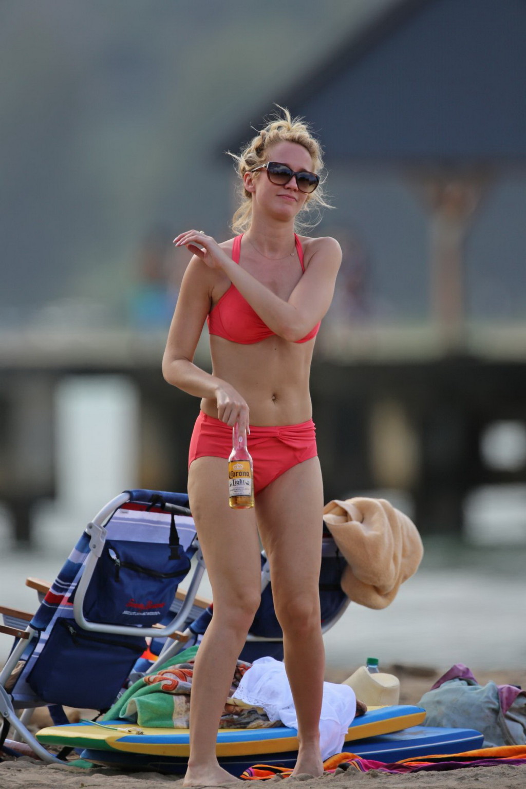 Anna Camp est sexy en bikini rouge à la plage
 #75147949