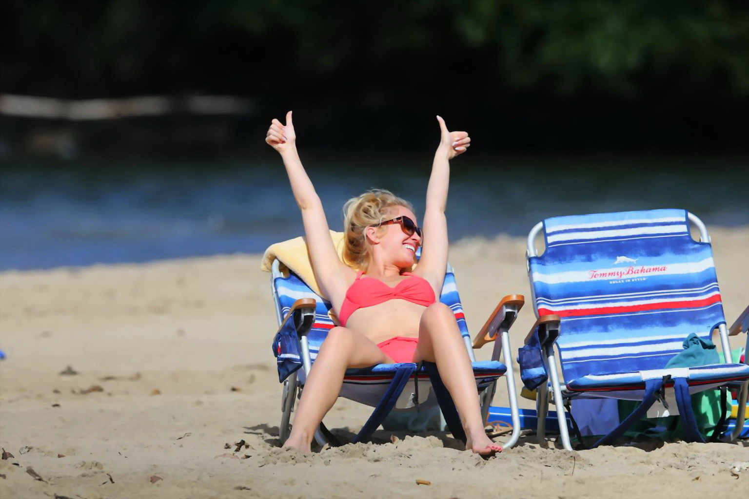 Anna Camp est sexy en bikini rouge à la plage
 #75147968