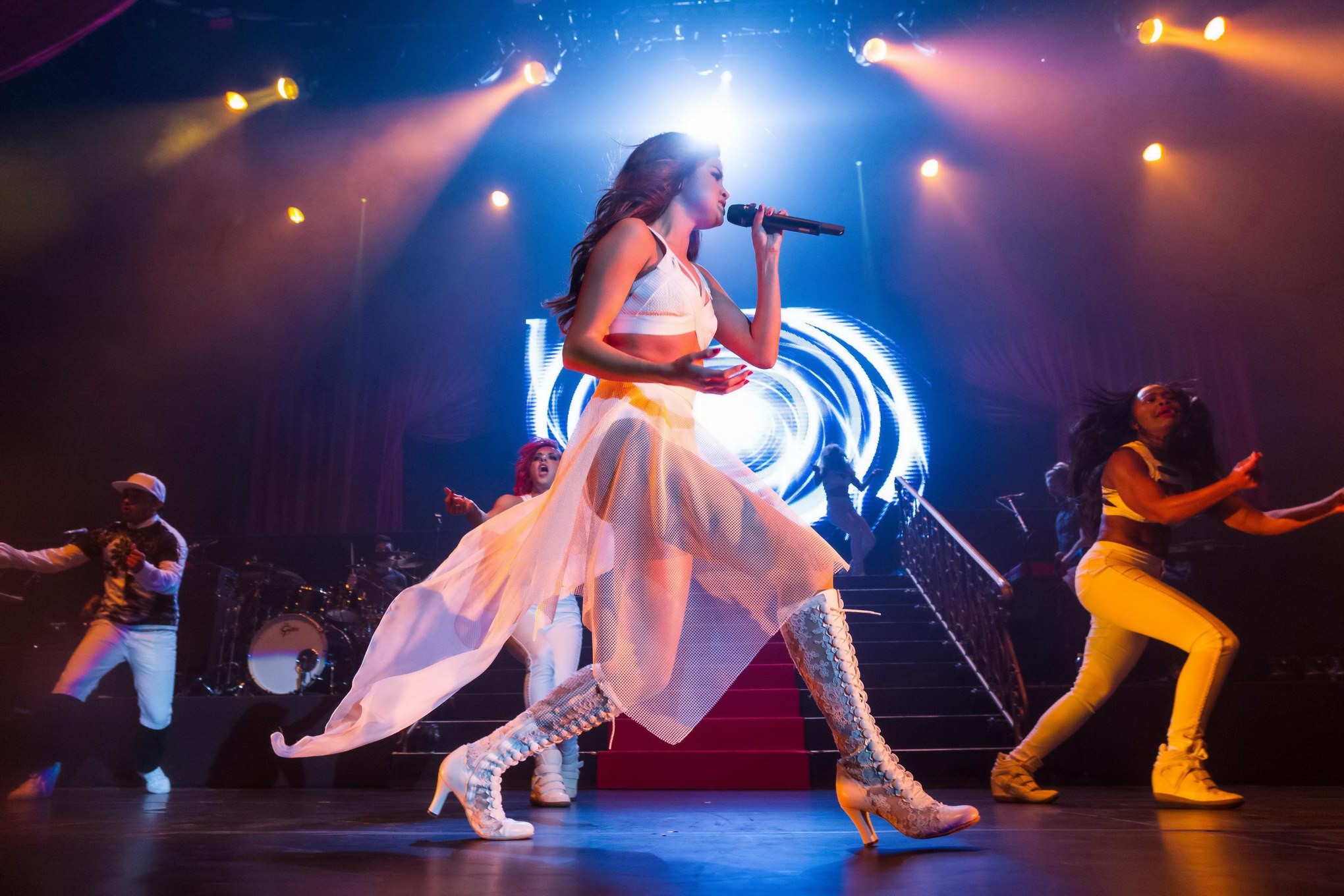 Selena gomez portant un minuscule top blanc et une jupe transparente lors d'un spectacle de...
 #75202462