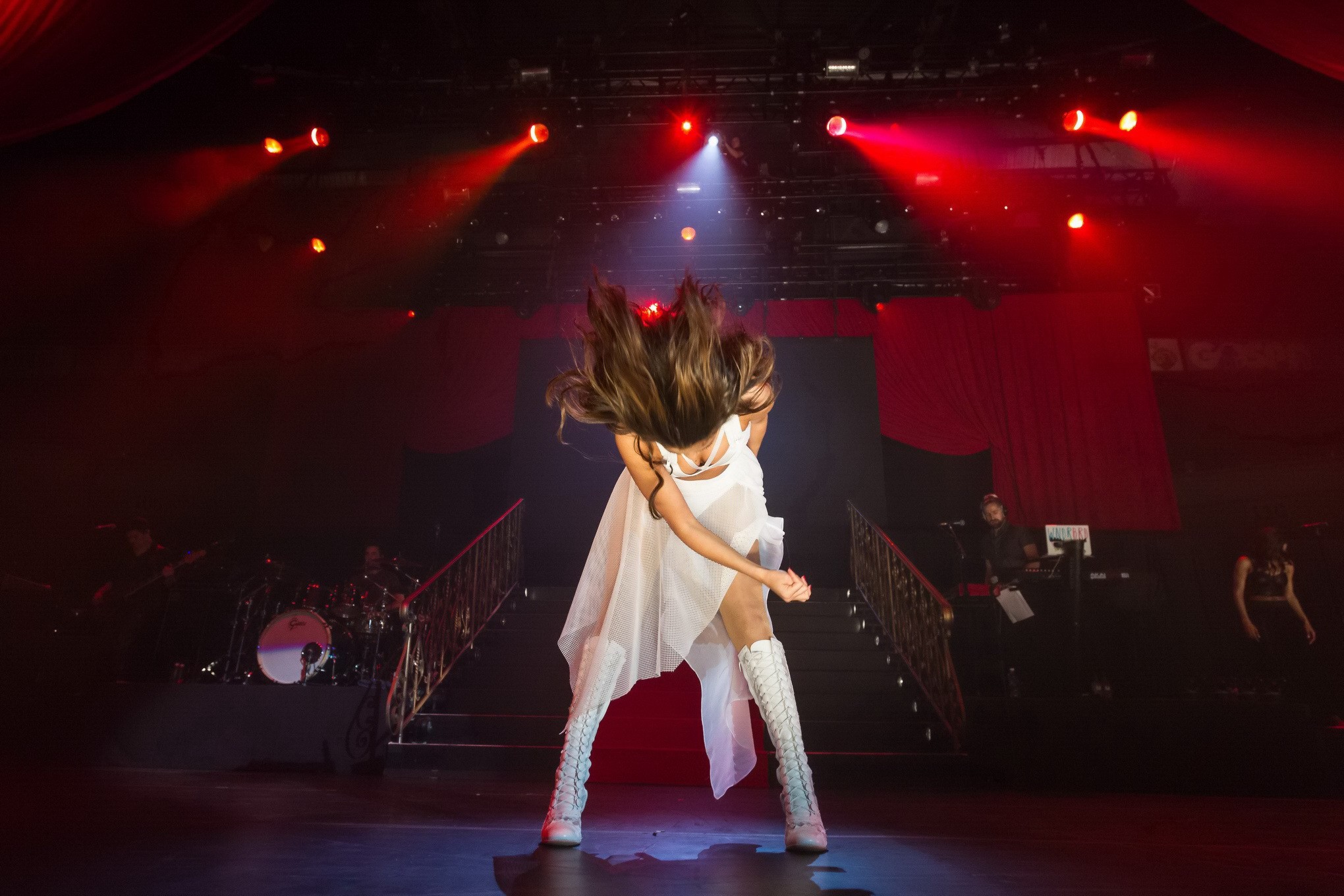 Selena gomez portant un minuscule top blanc et une jupe transparente lors d'un spectacle de...
 #75202500