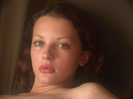 Bailarina morena extendiendo la humedad fresca
 #79043496