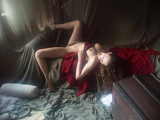 Bailarina morena extendiendo la humedad fresca
 #79043517