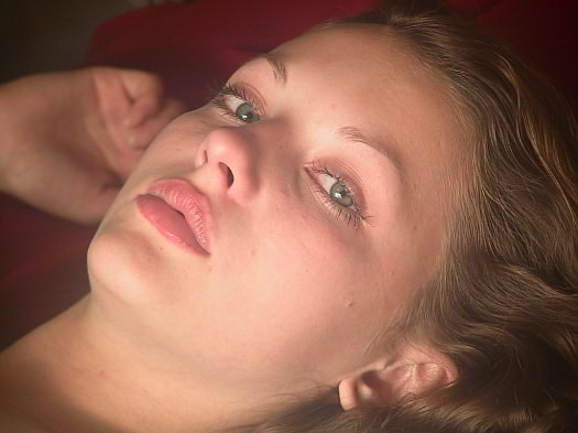 Bailarina morena extendiendo la humedad fresca
 #79043573