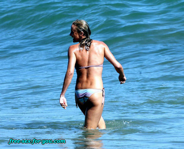 Cameron Diaz showing tits and posing sexy in bikini on beach #75432054