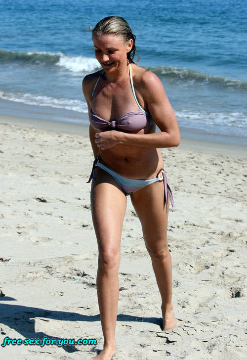 Cameron Diaz showing tits and posing sexy in bikini on beach #75432087