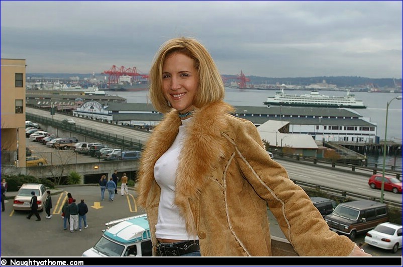 Desirae posando desnuda en una ventana de un edificio alto #77571558