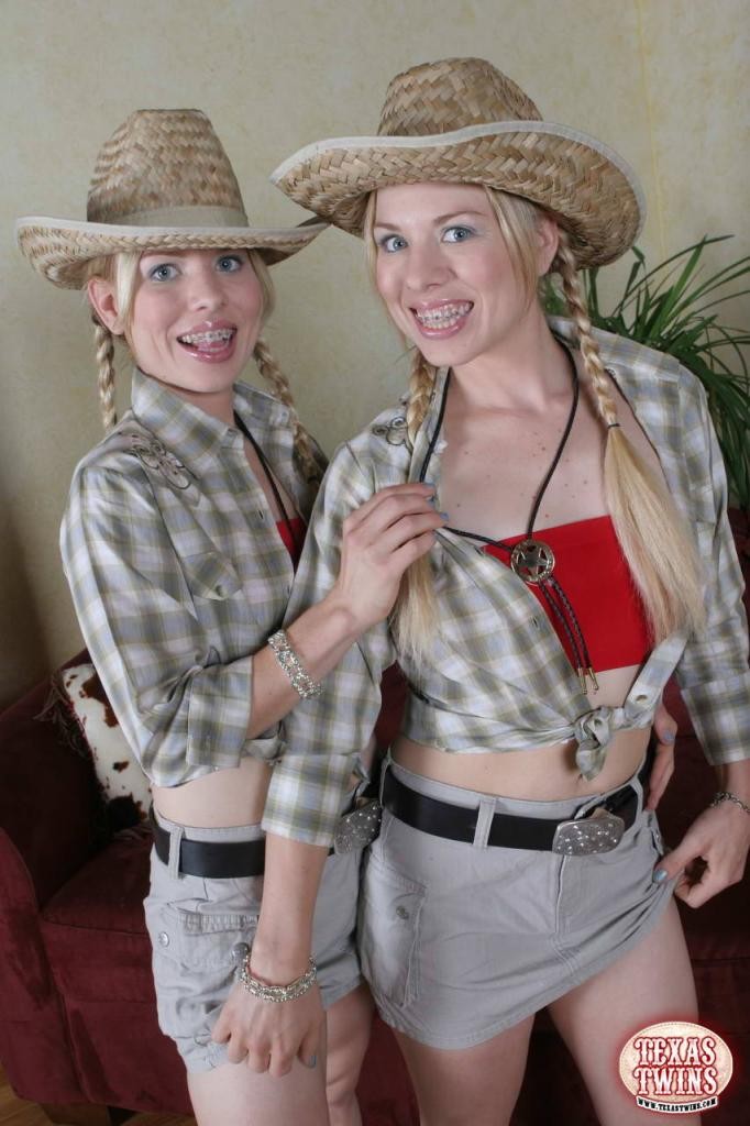 Cowgirl Zwillingsschwestern zeigen Arsch in winzigen Tanga-Hosen
 #79017091