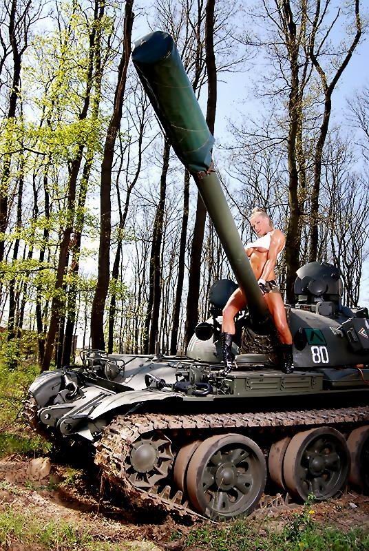 Kisztina sereny sexy photoshooting sur un tank de l'armée
 #71021251