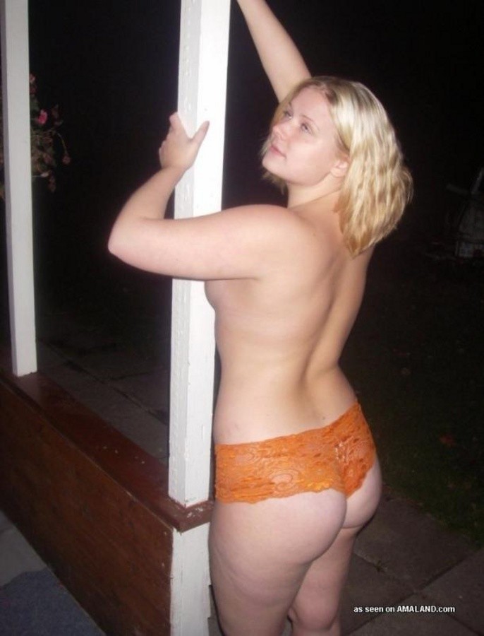 Galleria di una ragazza svedese paffuta che posa in topless
 #67635965