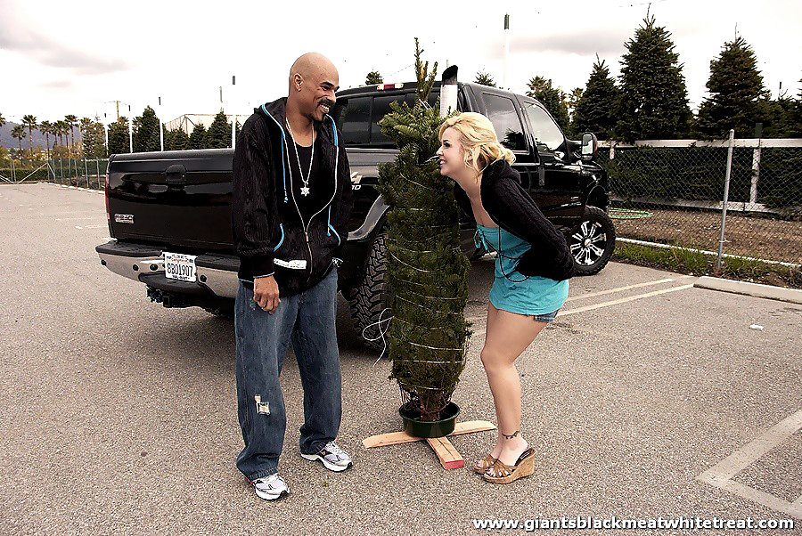 Nena blanca caliente se traga un gran palo de carne negra palpitante
 #77789596