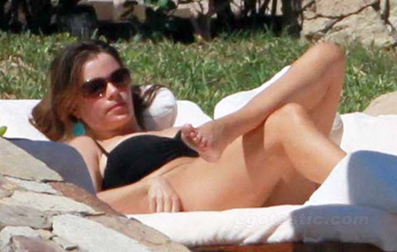 Sofia vergara exposant son corps sexy et ses énormes seins en bikini
 #75285145