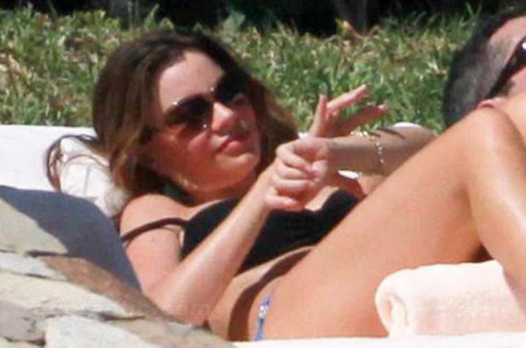 Sofia vergara che espone il corpo sexy e tette enormi in bikini
 #75285168