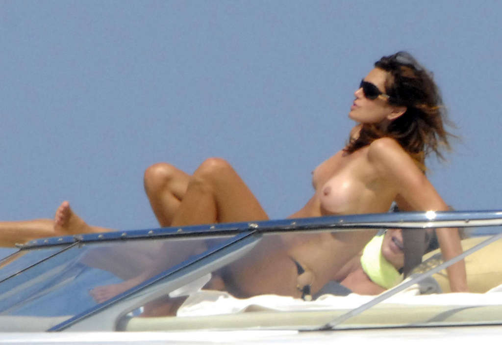 Cindy Crawford s'amusant sur un yacht, seins nus et montrant son cul sexy.
 #75334929