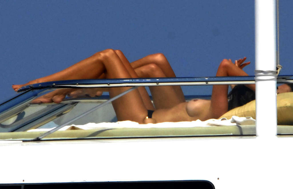 Cindy Crawford s'amusant sur un yacht, seins nus et montrant son cul sexy.
 #75334947