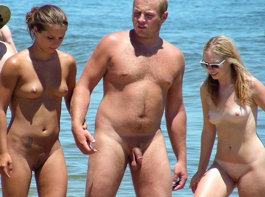 Sexy blonde Teen Streifen und bräunt auf einem nackten Strand
 #72236494