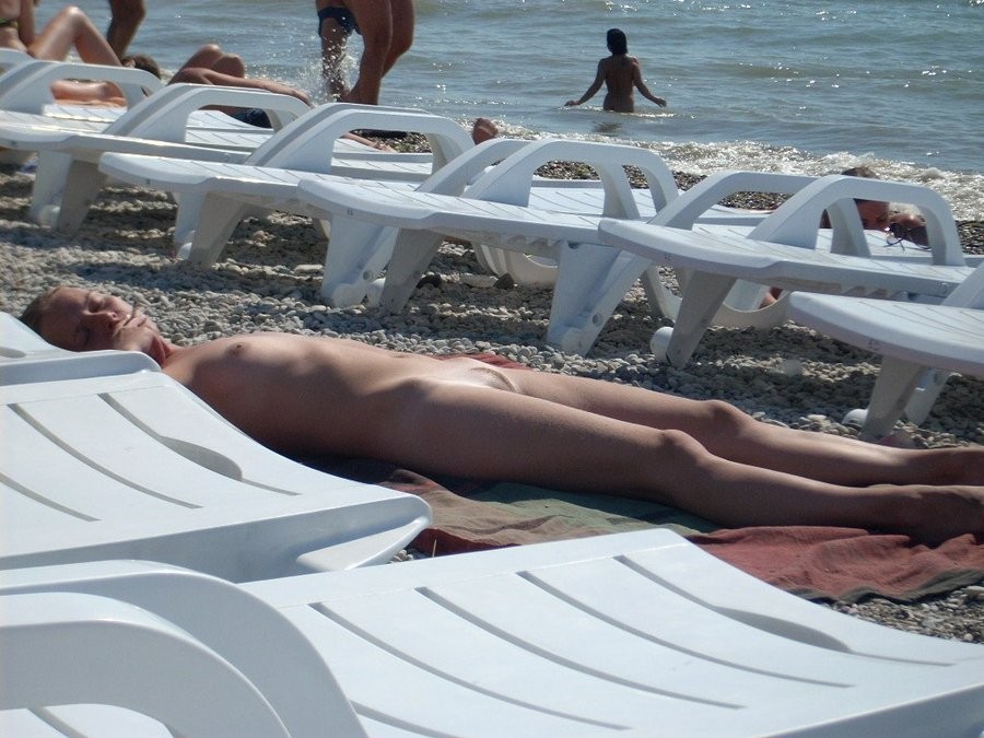 Blondes Babe reibt ihren perfekt gebräunten nackten Körper
 #72255035